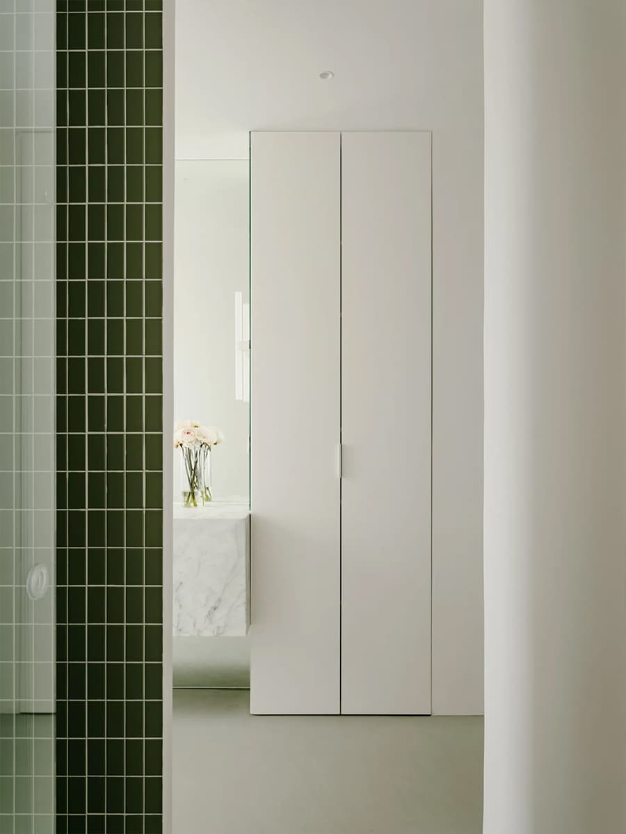 Эстетика художественной галереи в лаконичном интерьере испанской квартиры — проект D I — S diriondostudio