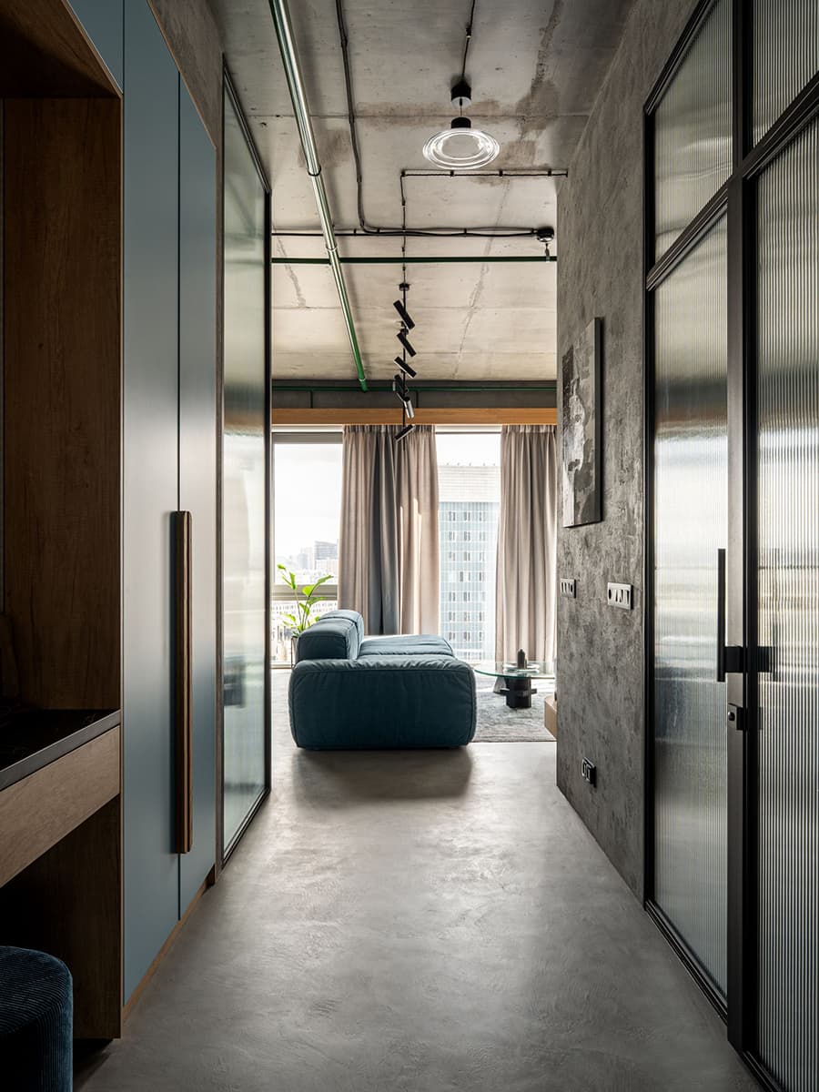 Авторская роспись стен и рифленое стекло в интерьере апартаментов — проект студии дизайна Wellspring