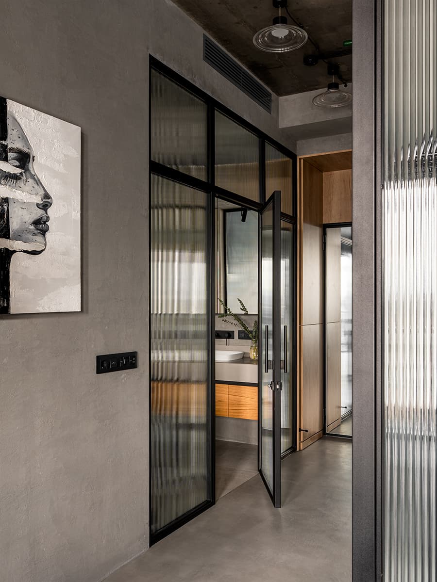 Авторская роспись стен и рифленое стекло в интерьере апартаментов — проект студии дизайна Wellspring