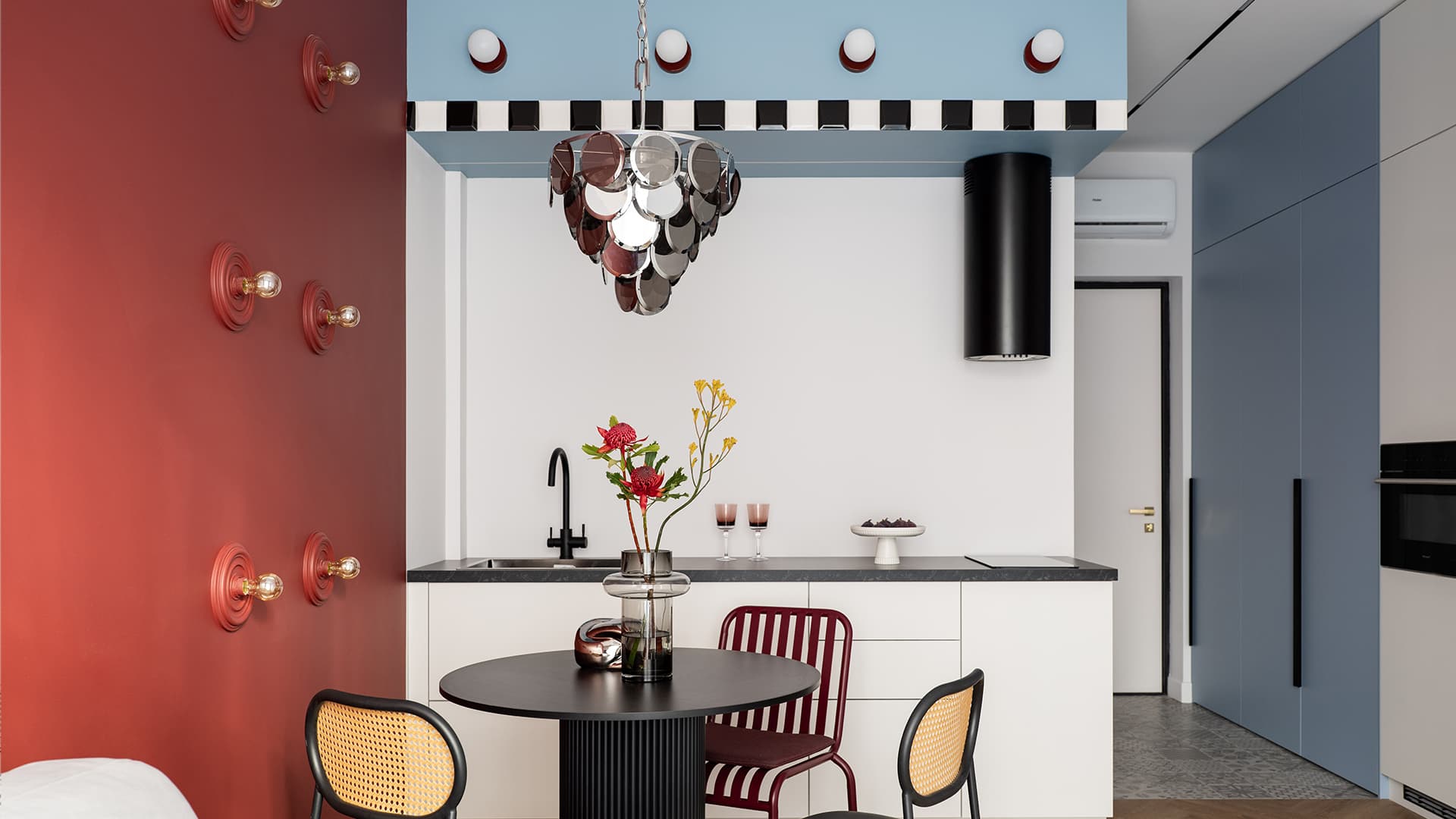 Эклектичный интерьер квартиры с контрастными акцентами — проект Александры Николаевой