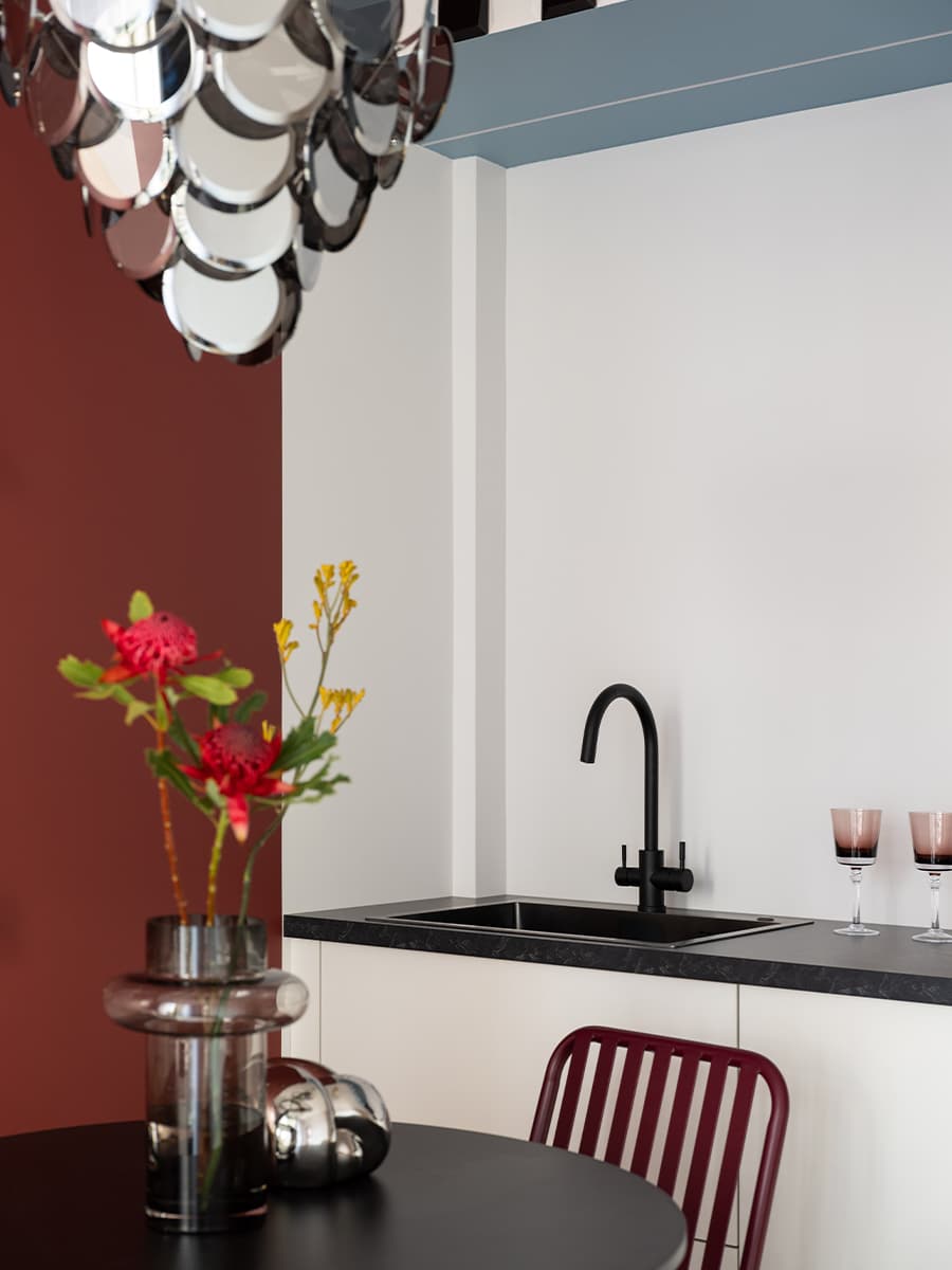 Эклектичный интерьер квартиры с контрастными акцентами — проект Александры Николаевой