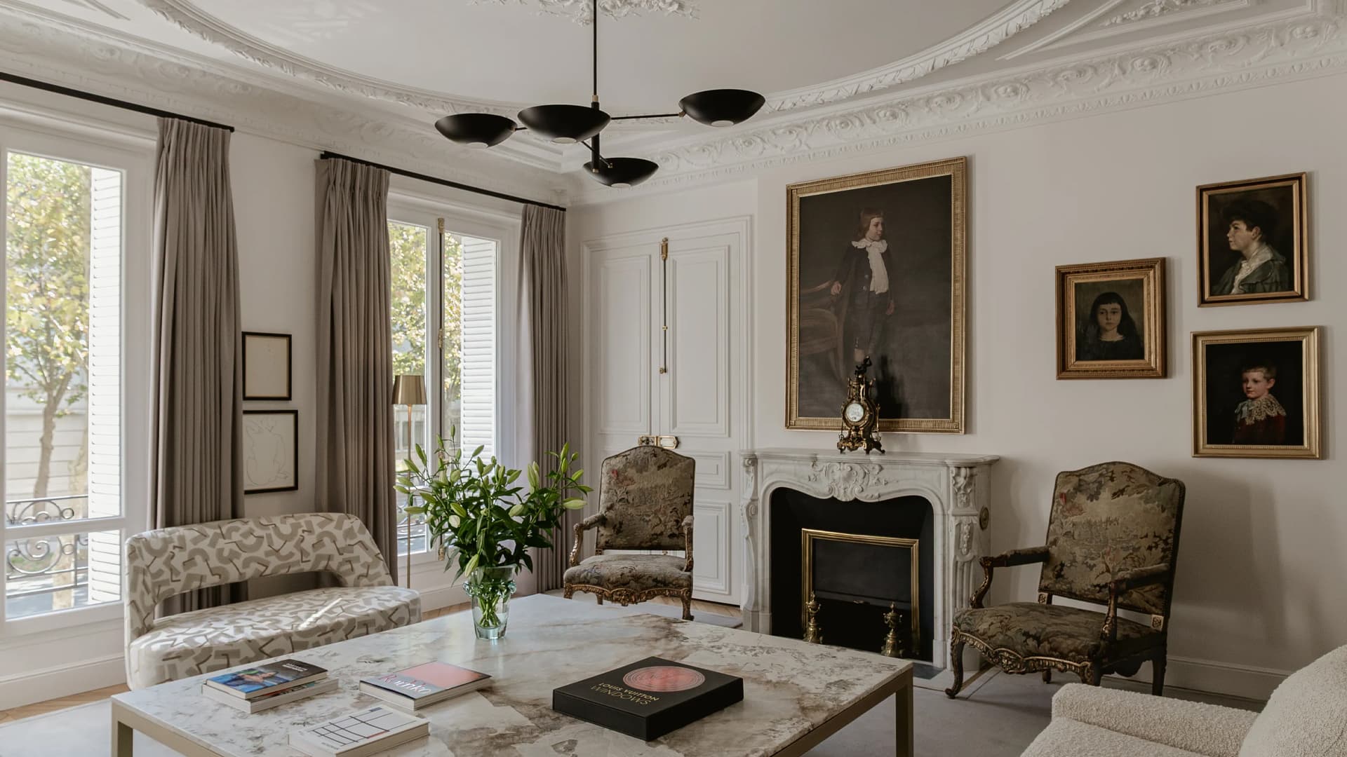 Лепнина и абстрактная живопись в интерьере квартиры османской эпохи — проект Аллена Кирша