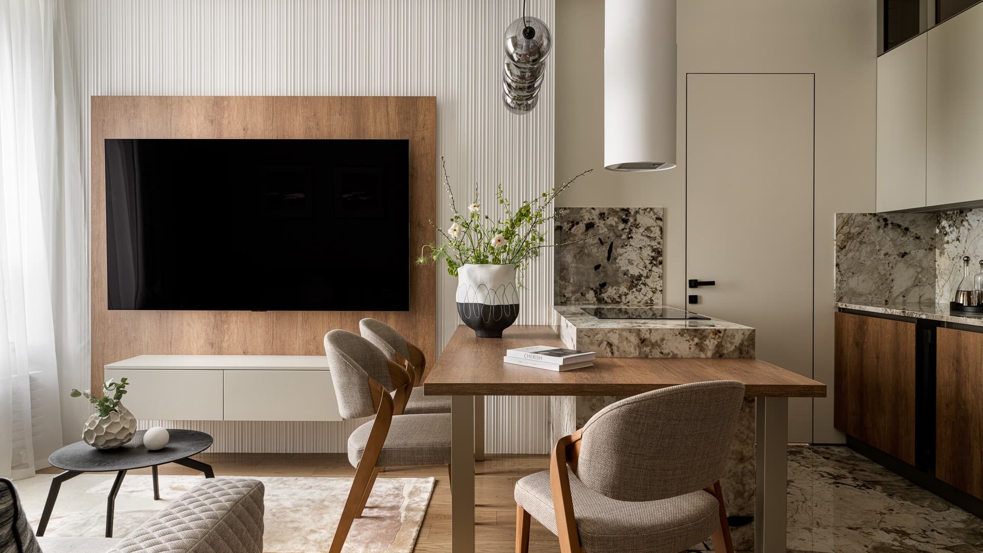 Эффектный керамогранит и красочная детская в интерьере семейной квартиры — проект Екатерины Ивановой Эффектный керамогранит и красочная детская в интерьере семейной квартиры — проект Екатерины Ивановой