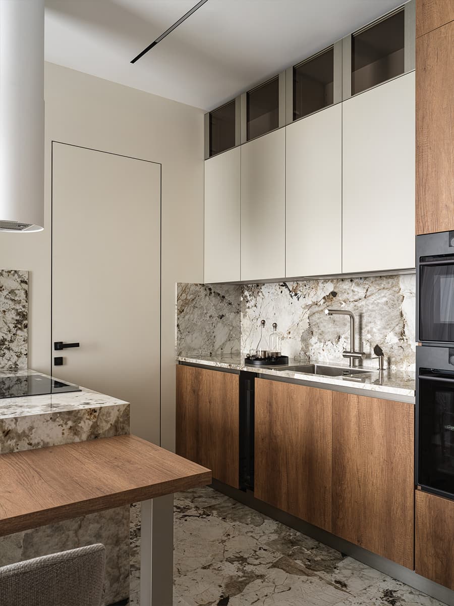 Эффектный керамогранит и красочная детская в интерьере семейной квартиры — проект Екатерины Ивановой