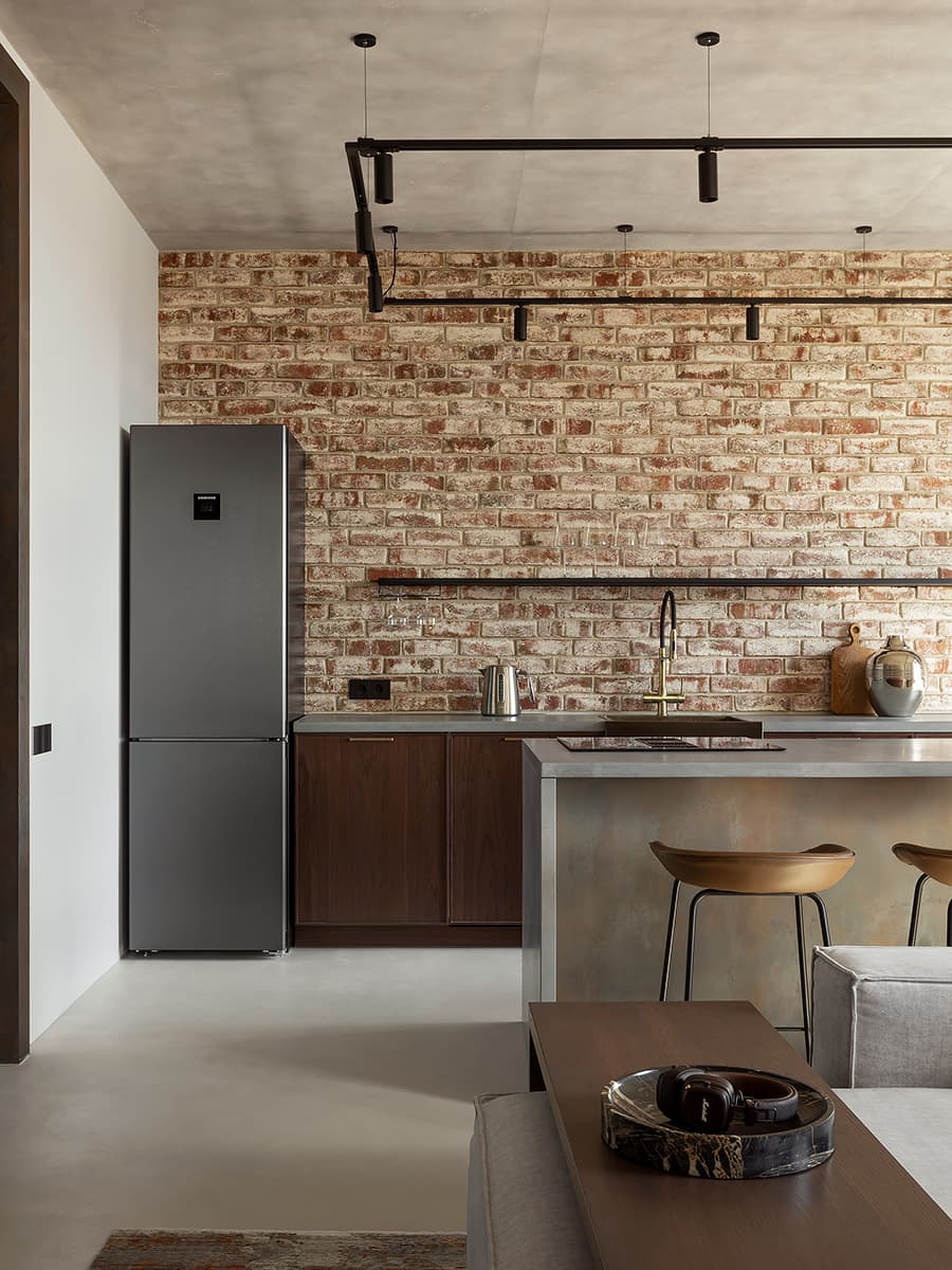Кирпичная кладка и бетон в интерьере квартиры для молодой пары — проект Анастасии Петуховой