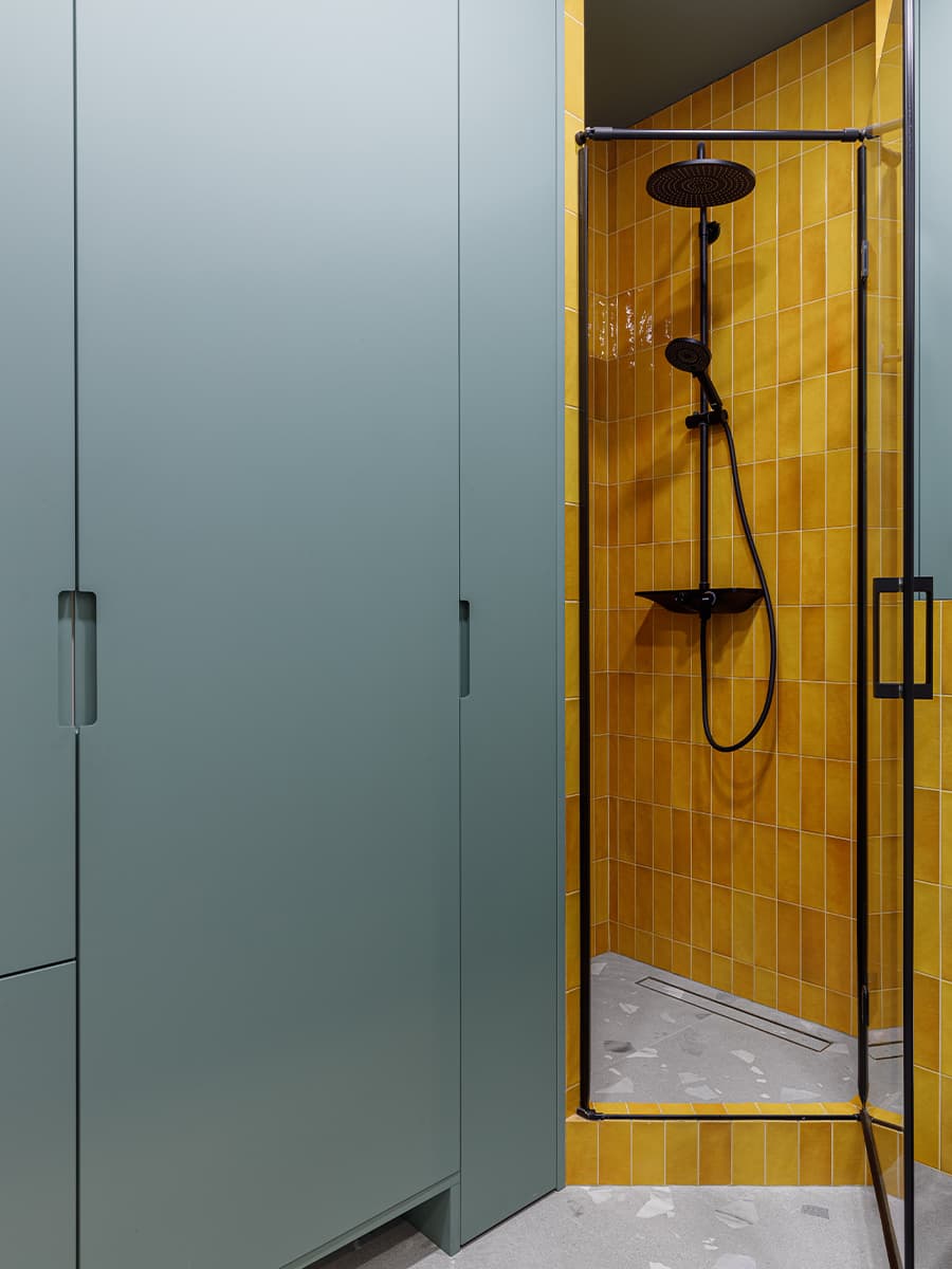 Игра контрастных цветов в интерьере квартиры с видовым кабинетом — проект студии GU Design