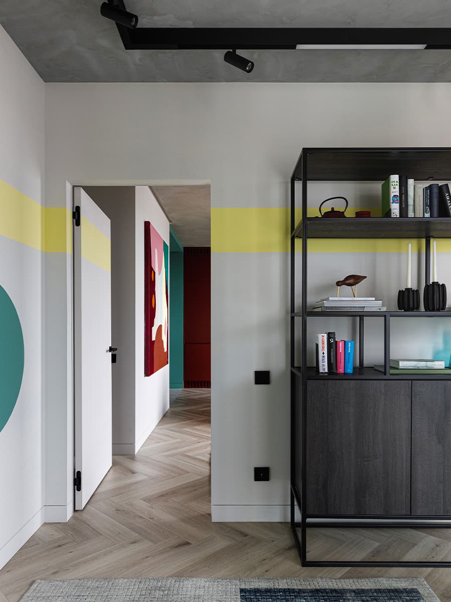 Игра контрастных цветов в интерьере квартиры с видовым кабинетом — проект студии GU Design