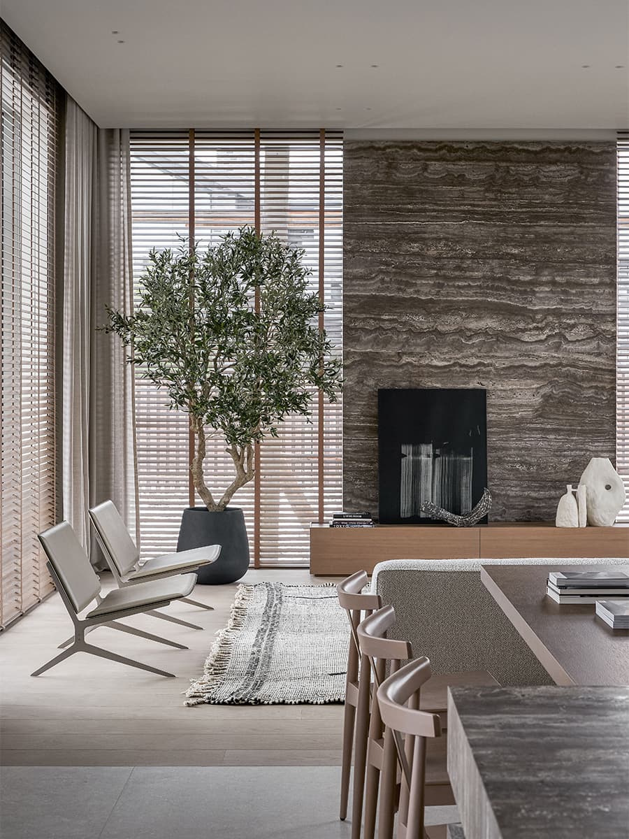 Игра контрастных цветов в интерьере квартиры с видовым кабинетом — проект студии GU Design