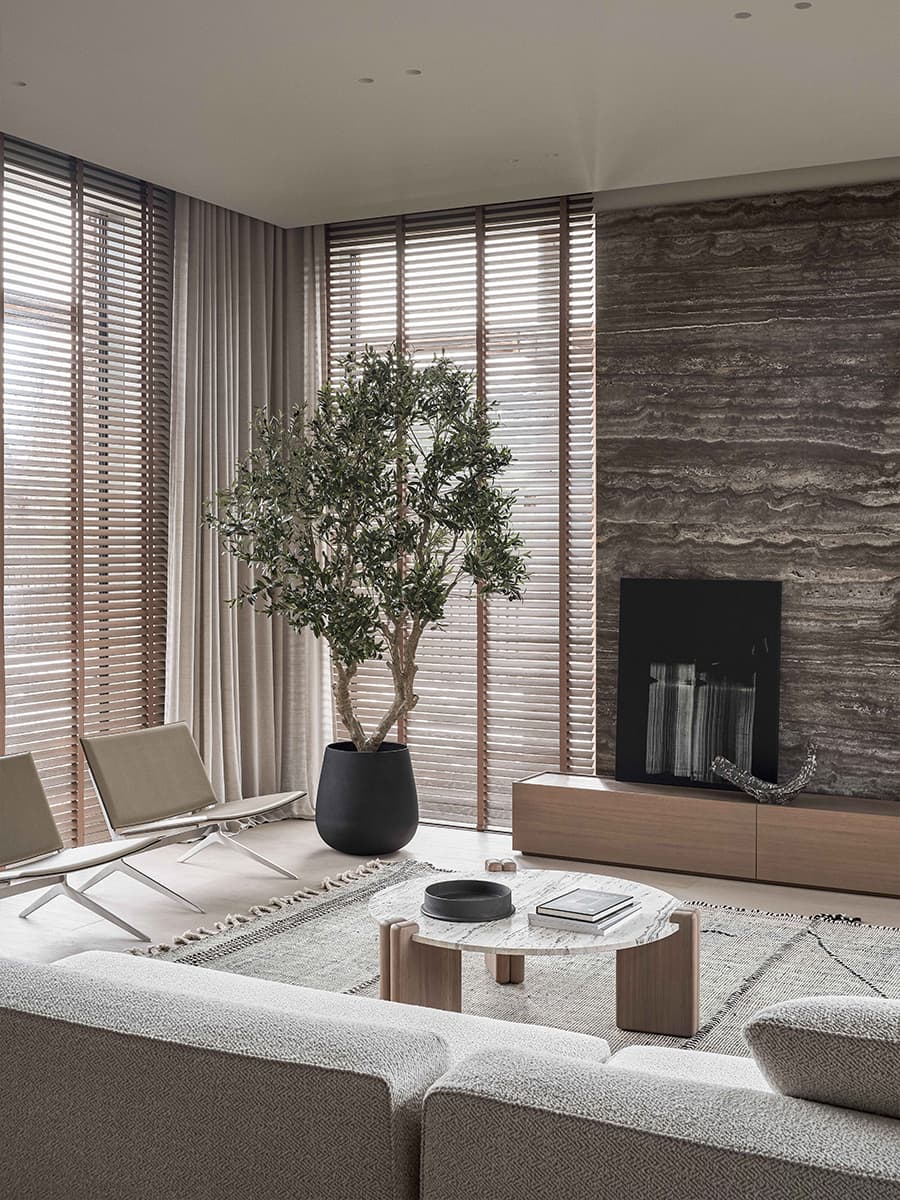 Игра контрастных цветов в интерьере квартиры с видовым кабинетом — проект студии GU Design