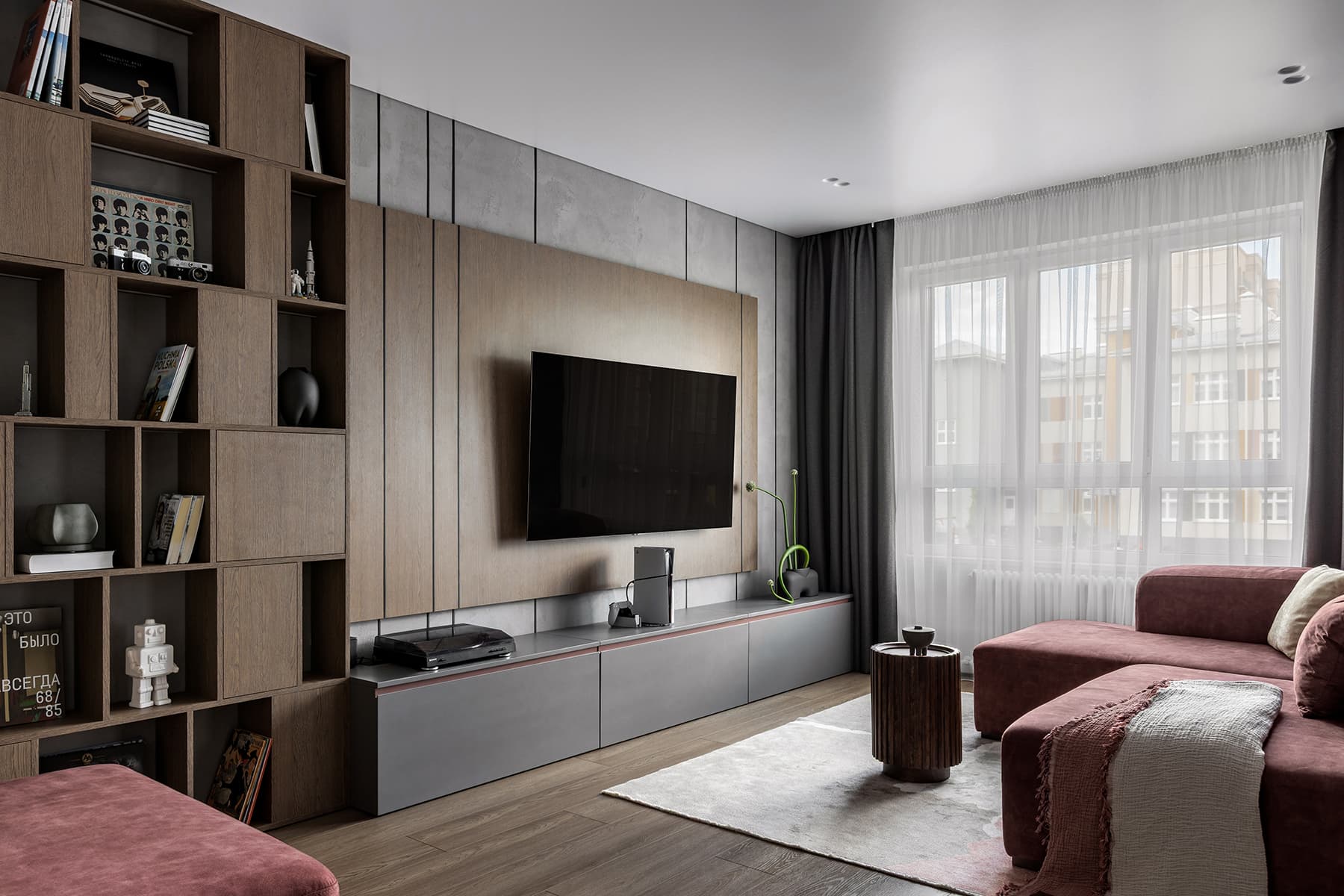 Терракотовые детали и раздвижные перегородки в интерьере квартиры — проект Юлии Лезиной