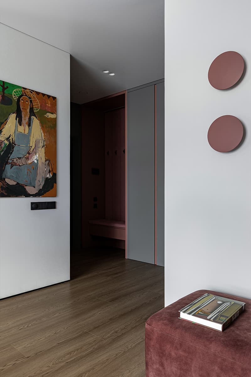 Терракотовые детали и раздвижные перегородки в интерьере квартиры — проект Юлии Лезиной