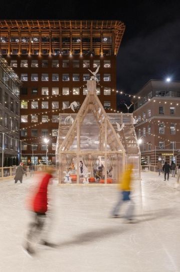 Маша Кунякина создала сказочный домик для катка в Москве