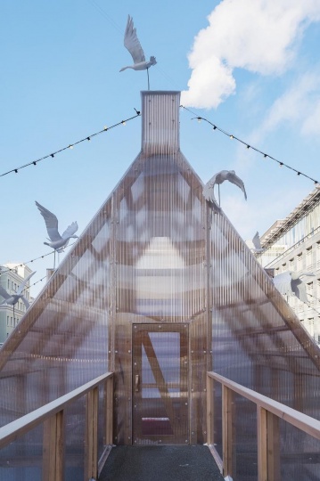 Маша Кунякина создала сказочный домик для катка в Москве