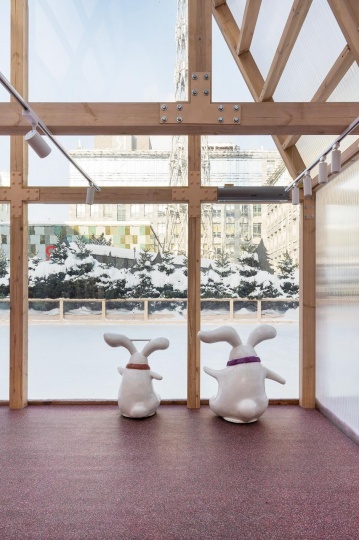 Маша Кунякина создала сказочный домик для катка в Москве