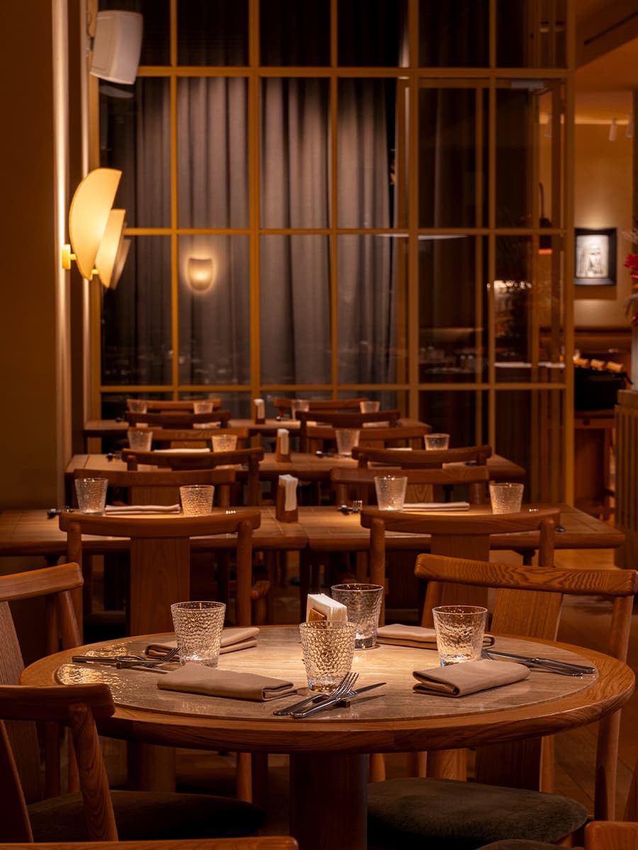 Чувственное искусство и продуманное освещение в интерьере ресторана — проект Юлии Ионовой