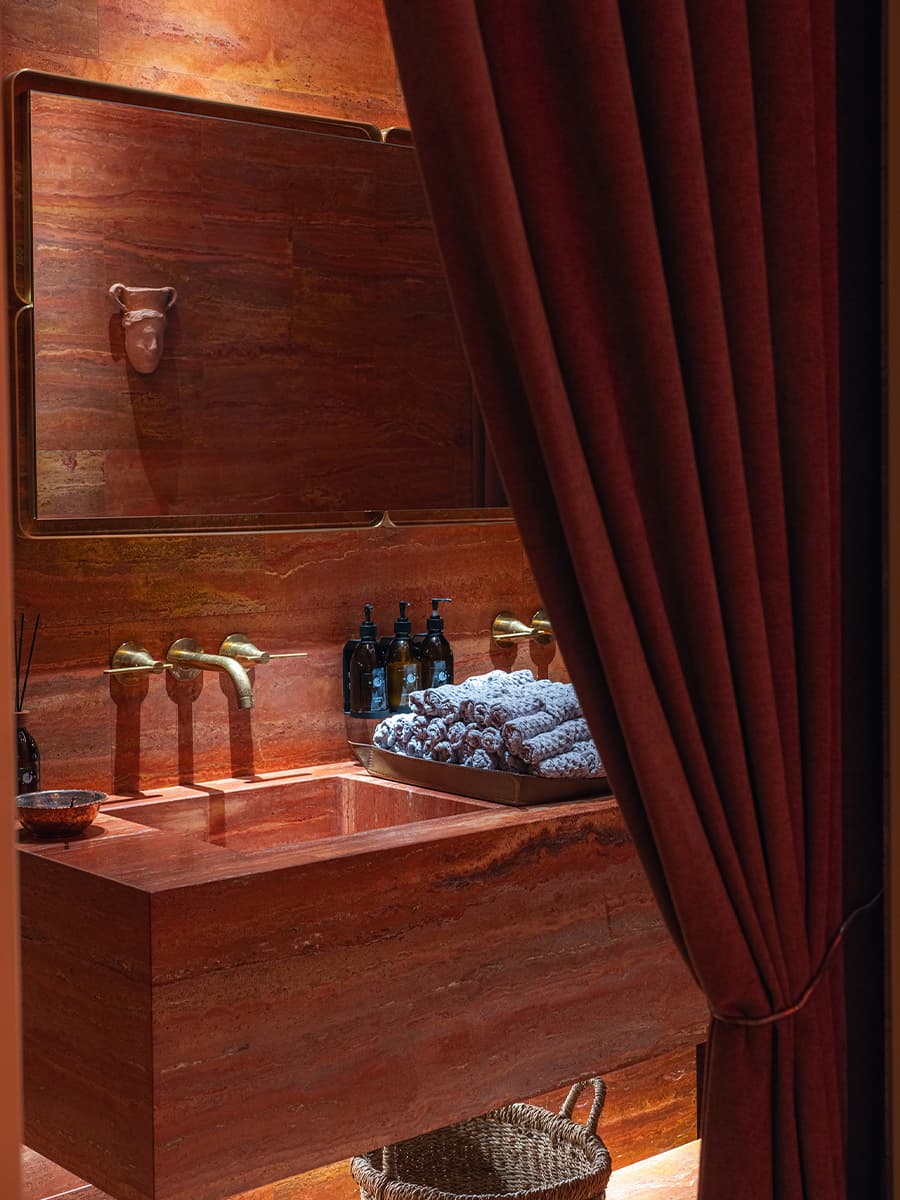 Чувственное искусство и продуманное освещение в интерьере ресторана — проект Юлии Ионовой