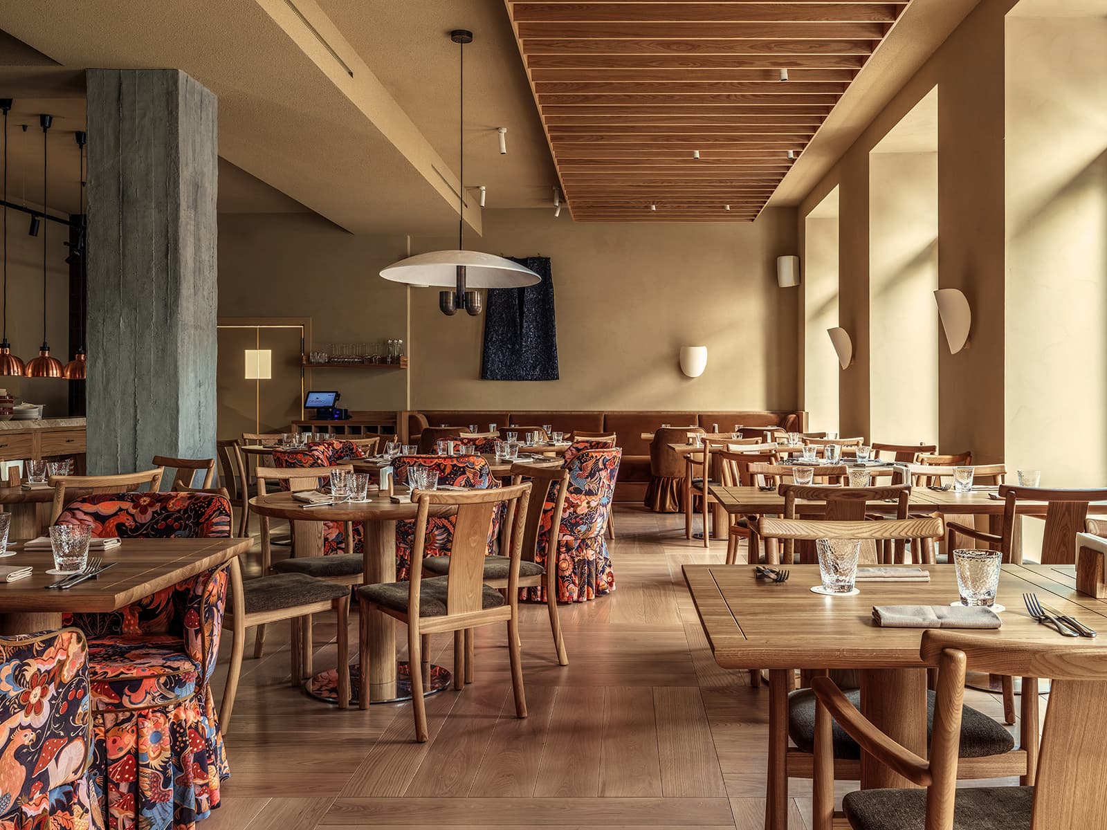 Чувственное искусство и продуманное освещение в интерьере ресторана — проект Юлии Ионовой