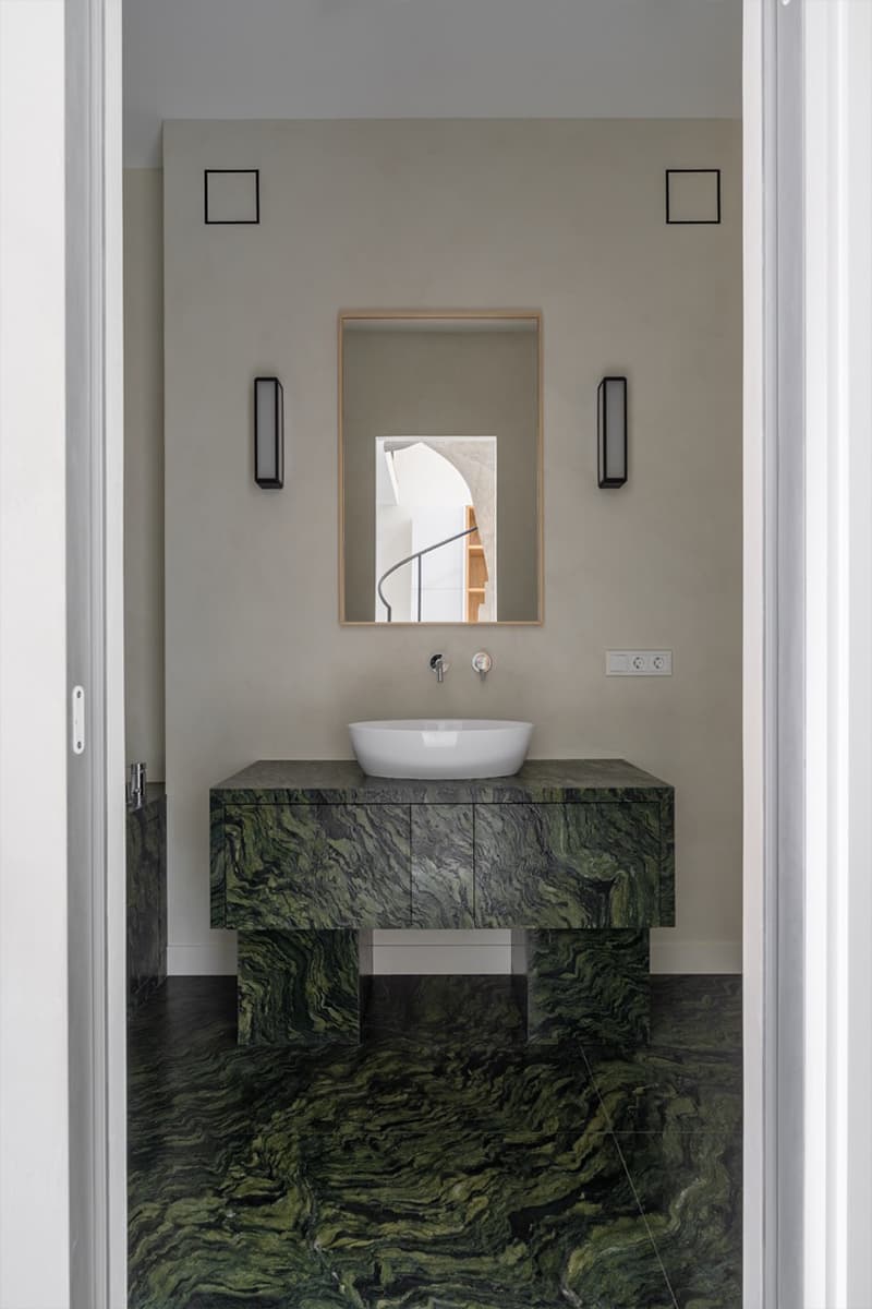 Сдержанный интерьер двухуровневой квартиры в Подмосковье — проект Ярослава Жука