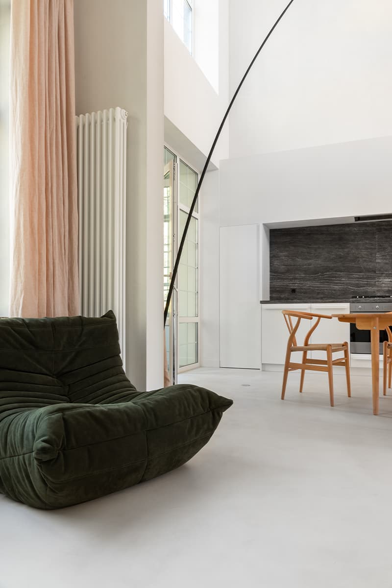 Сдержанный интерьер двухуровневой квартиры в Подмосковье — проект Ярослава Жука