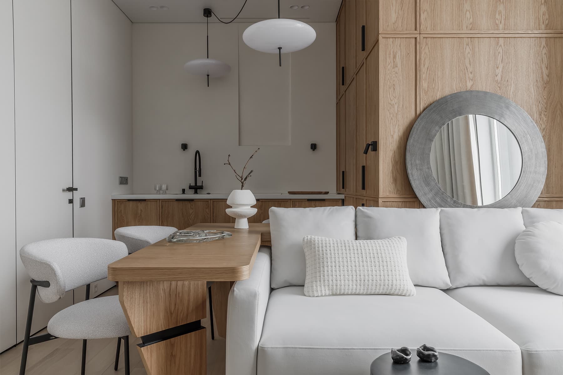 Светлый интерьер небольшой квартиры для студента-хоккеиста — проект Аллы Кроль