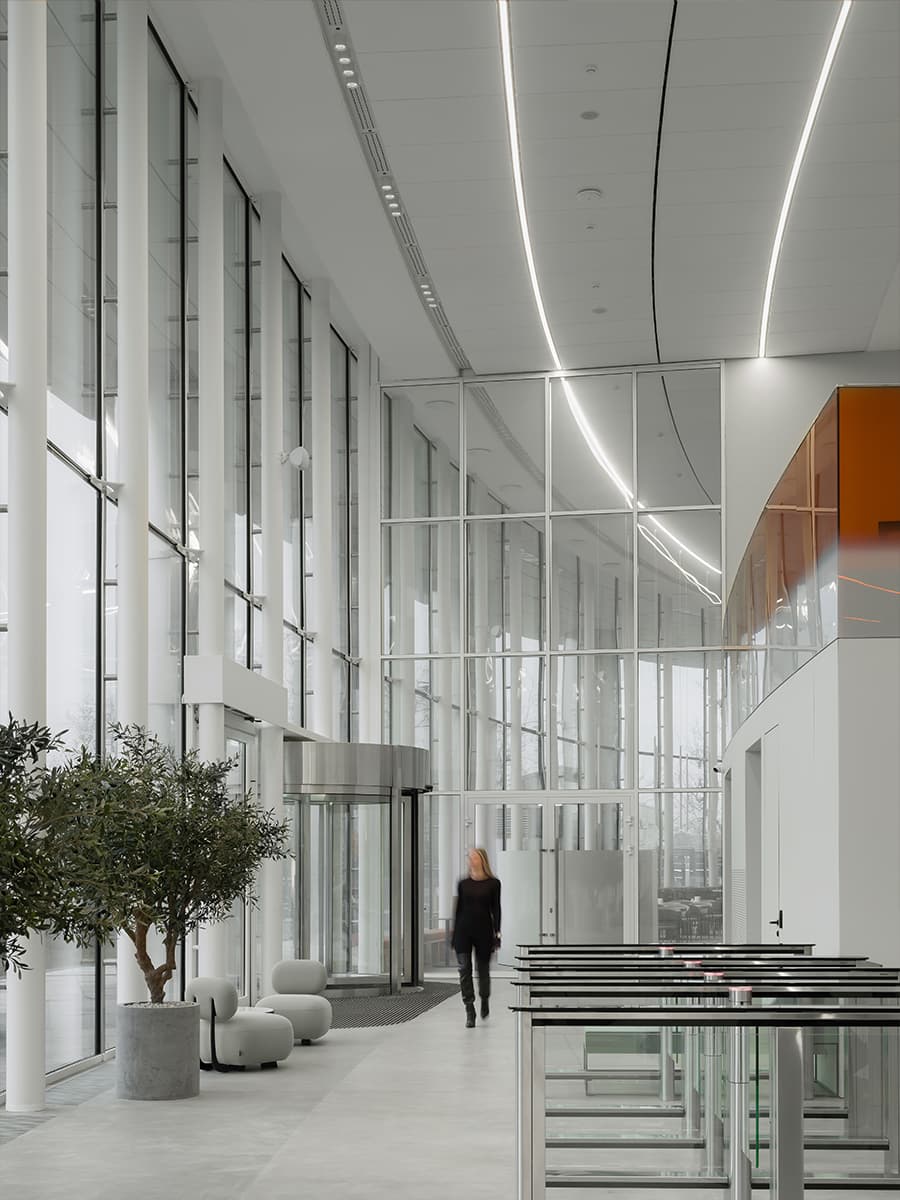 Контрасты и динамичный свет в интерьере технологичного офиса — проект IND Studio