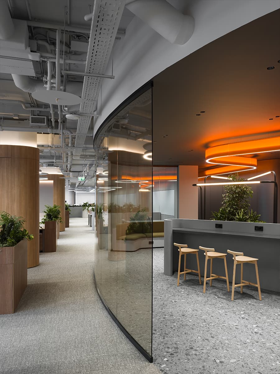 Контрасты и динамичный свет в интерьере технологичного офиса — проект IND Studio