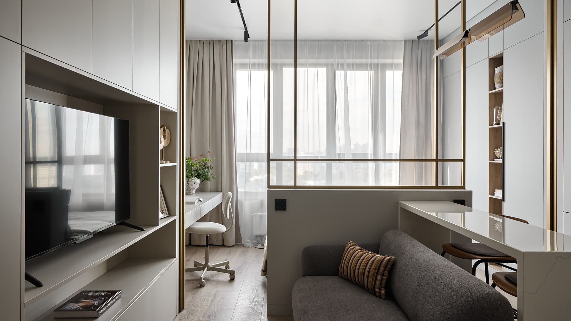 Золотистая перегородка со smart-стеклом в бутиковом интерьере квартиры — проект Ларисы Ермоленко Золотистая перегородка со smart-стеклом в бутиковом интерьере квартиры — проект Ларисы Ермоленко