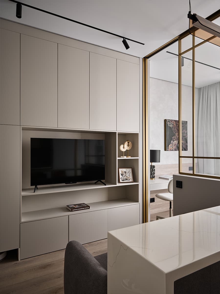 Золотистая перегородка со smart-стеклом в бутиковом интерьере квартиры — проект Ларисы Ермоленко