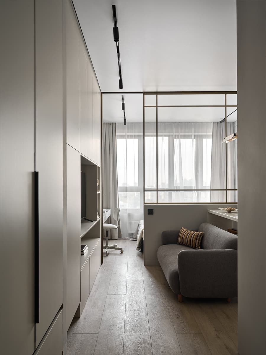 Золотистая перегородка со smart-стеклом в бутиковом интерьере квартиры — проект Ларисы Ермоленко