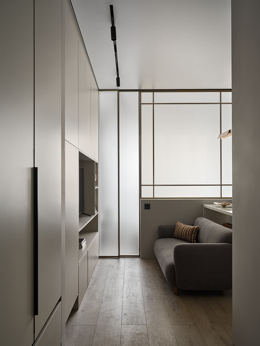 Золотистая перегородка со smart-стеклом в бутиковом интерьере квартиры — проект Ларисы Ермоленко