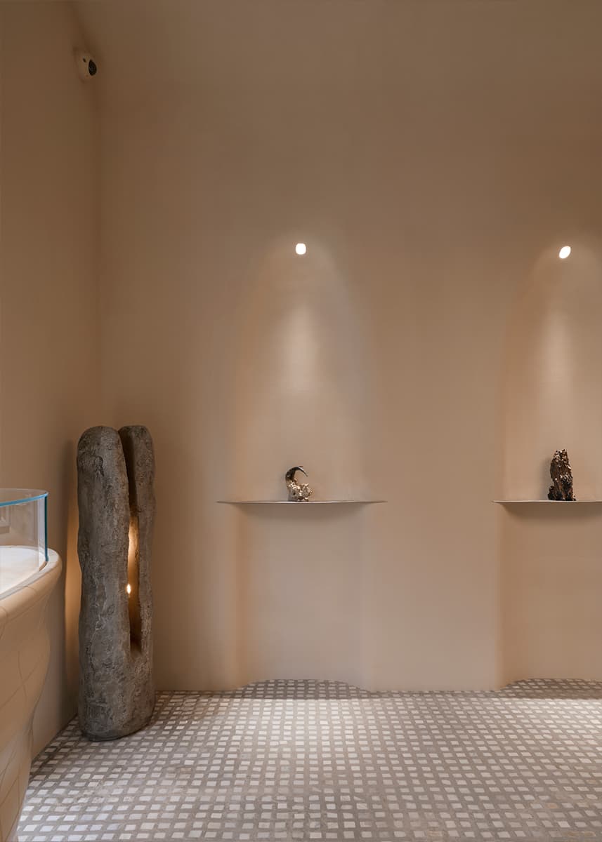 Интерьер камерного шоурума бренда украшений — проект студии Muno.Design