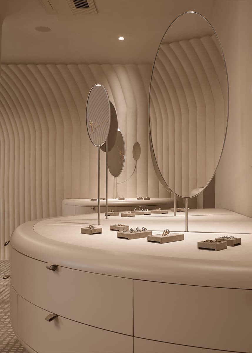 Интерьер камерного шоурума бренда украшений — проект студии Muno.Design
