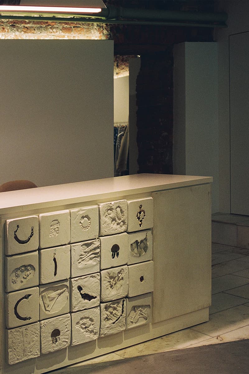 Винтаж и необработанные фактуры в интерьере салона красоты — проект Lebedeva project