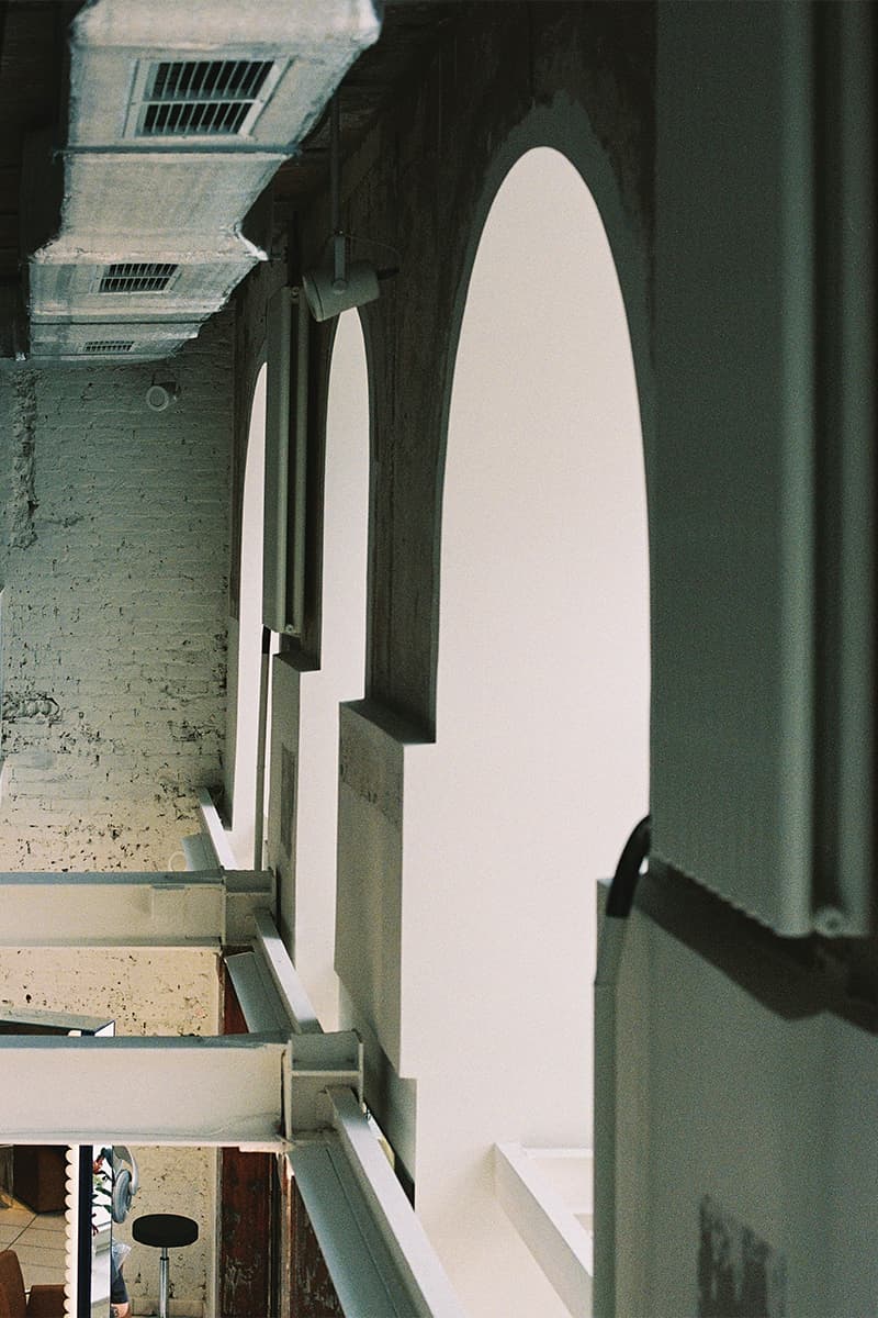 Винтаж и необработанные фактуры в интерьере салона красоты — проект Lebedeva project