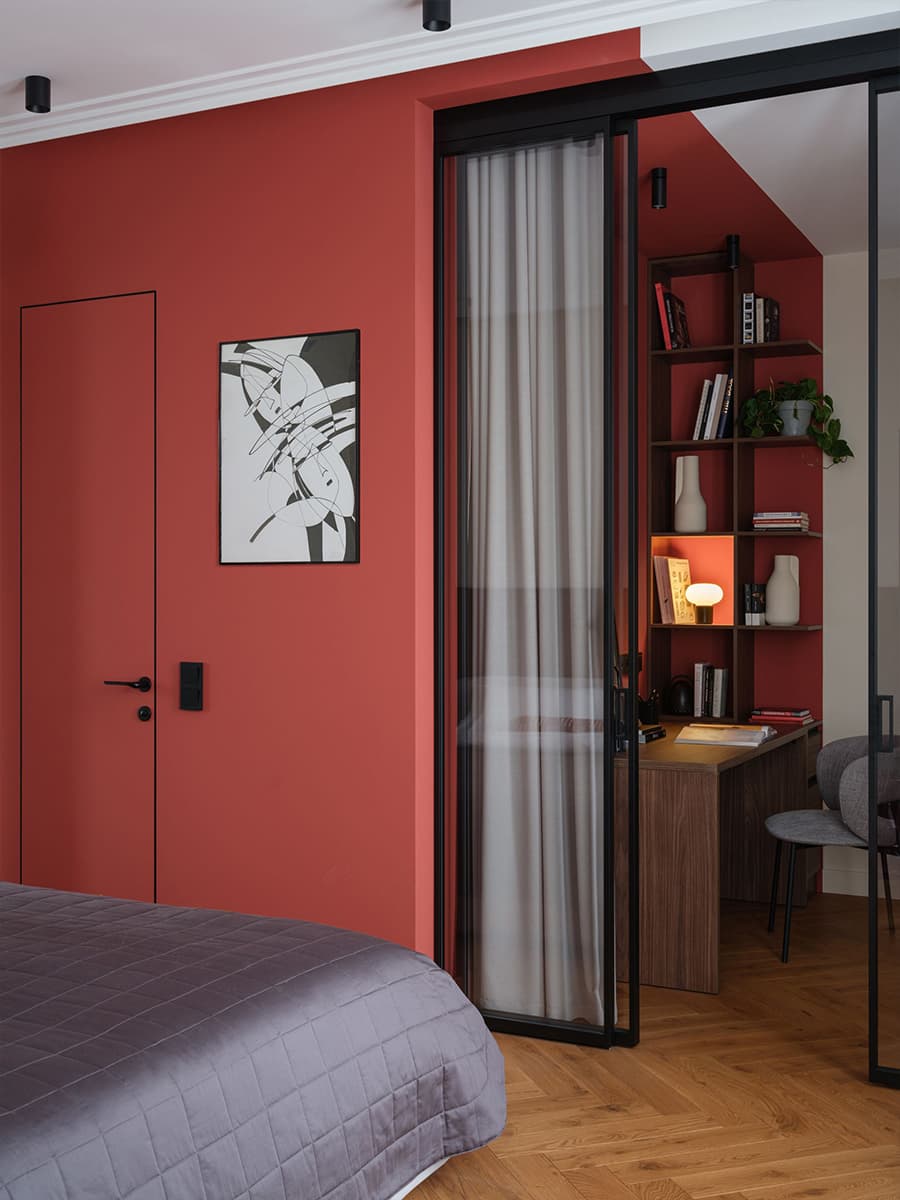 Красные акценты и скрытые двери в современном интерьере квартиры — проект студии Black Wall