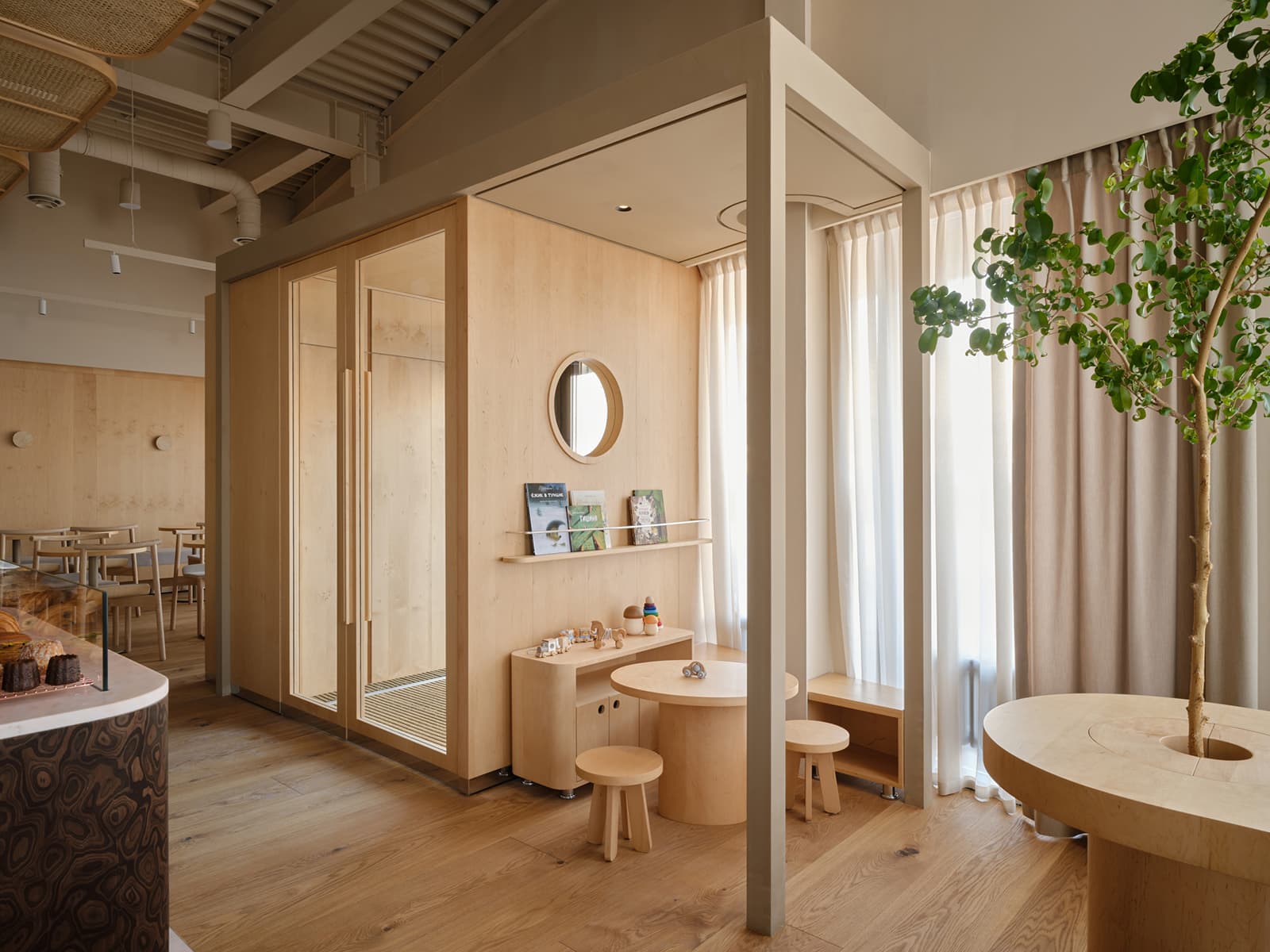 Теплые фактуры дерева в интерьере кофейни в Подмосковье — проект бюро Le Atelier