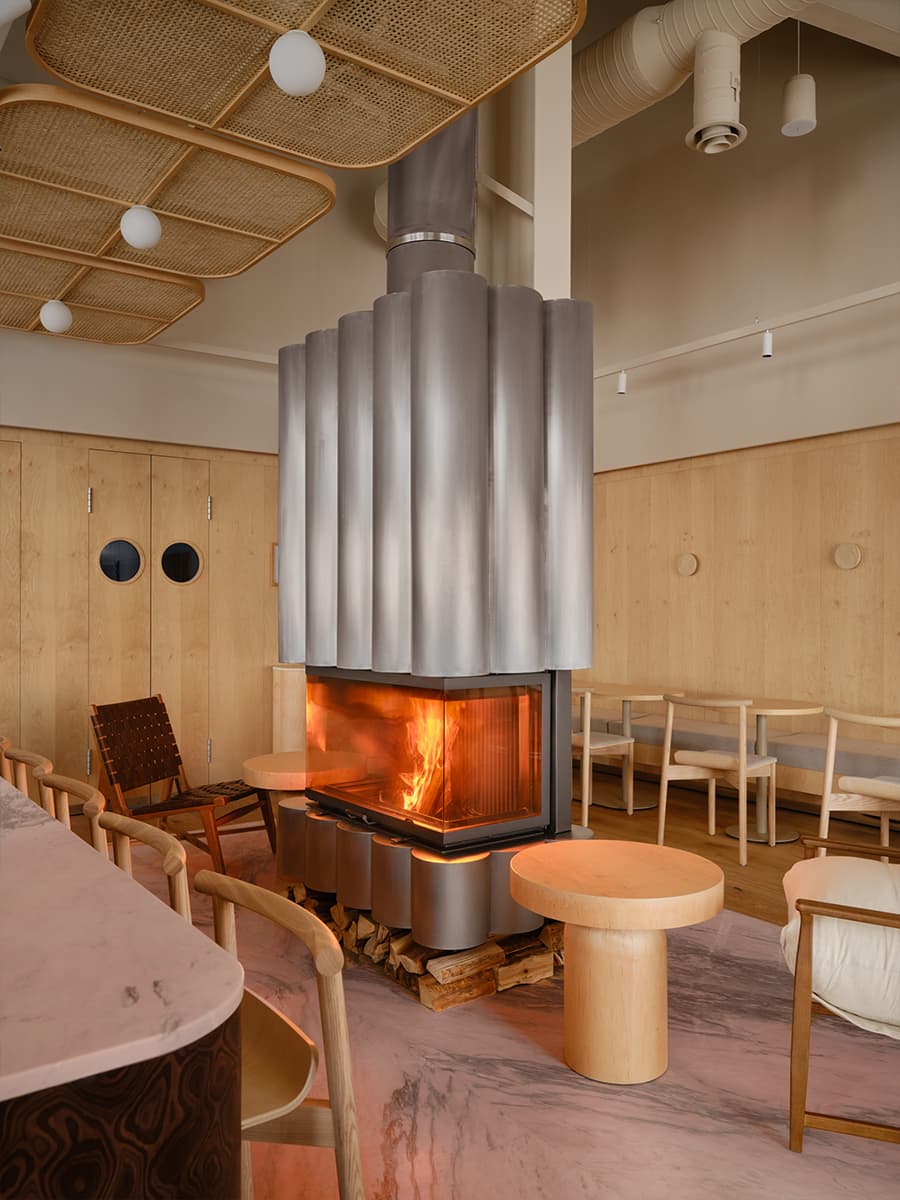 Теплые фактуры дерева в интерьере кофейни в Подмосковье — проект бюро Le Atelier