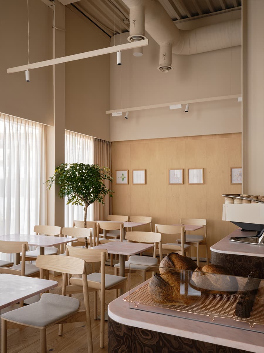 Теплые фактуры дерева в интерьере кофейни в Подмосковье — проект бюро Le Atelier