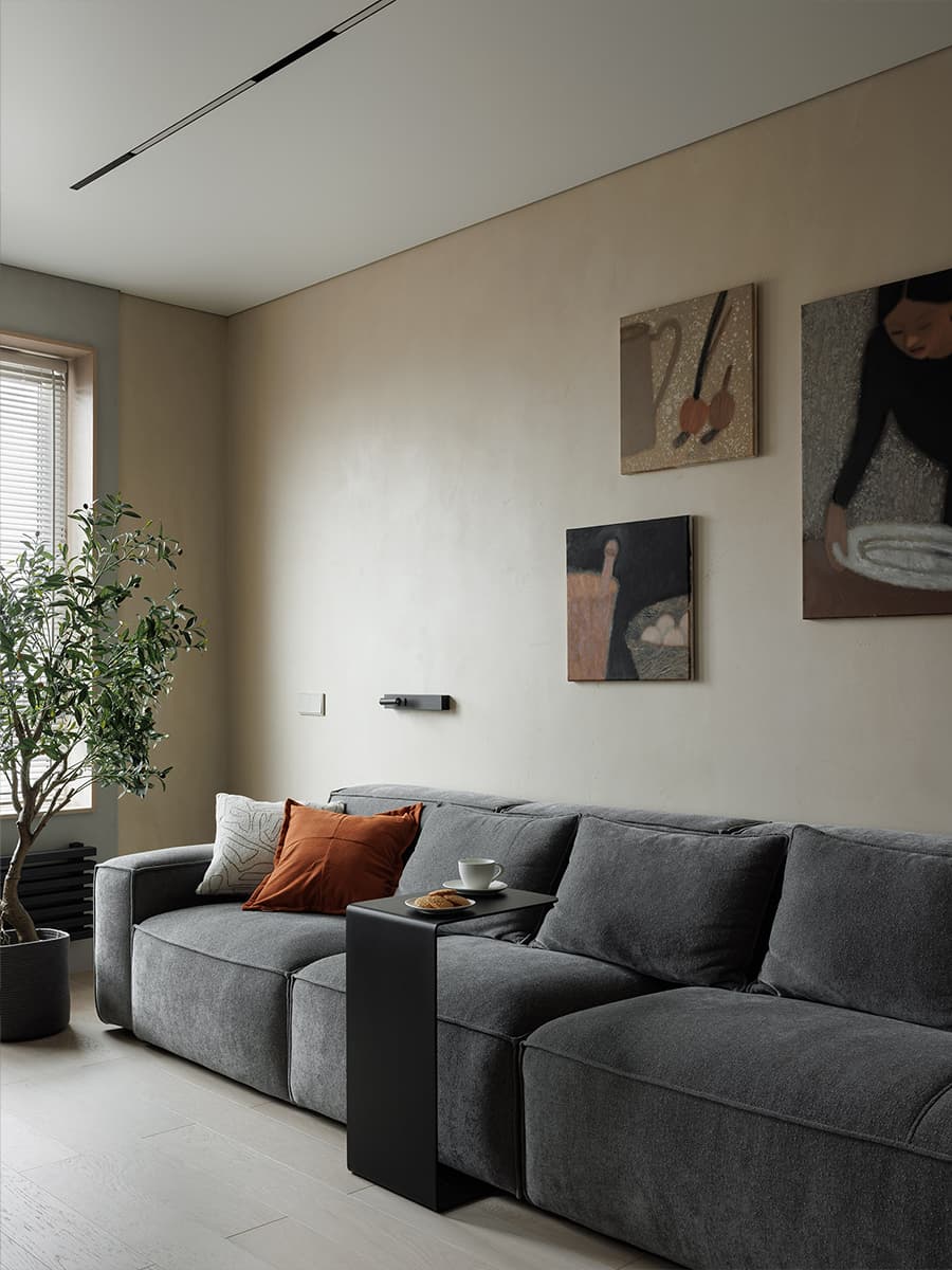 Поворотный телевизор, скрытое хранение и отсылки к джапанди в интерьере для психолога — проект Анны Тюленевой