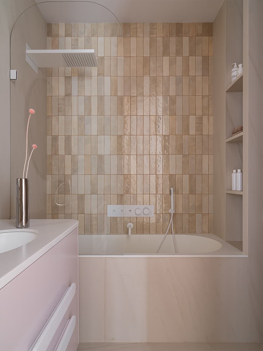 Мягкие тона и гибкие формы в интерьере для студентки — проект Kovalchuk Interior