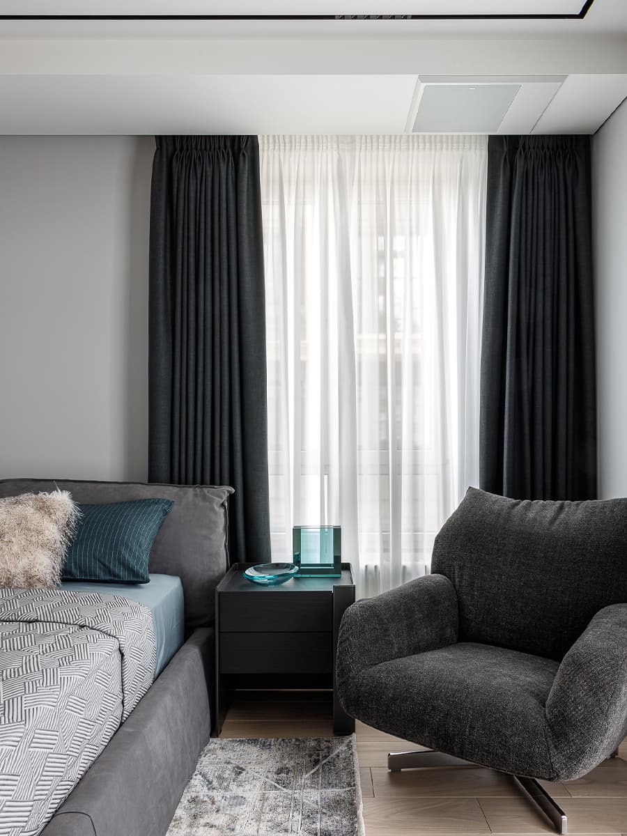 Мрамор, шпон дуба и сталь в интерьере просторной квартиры — проект Артема Кучерова