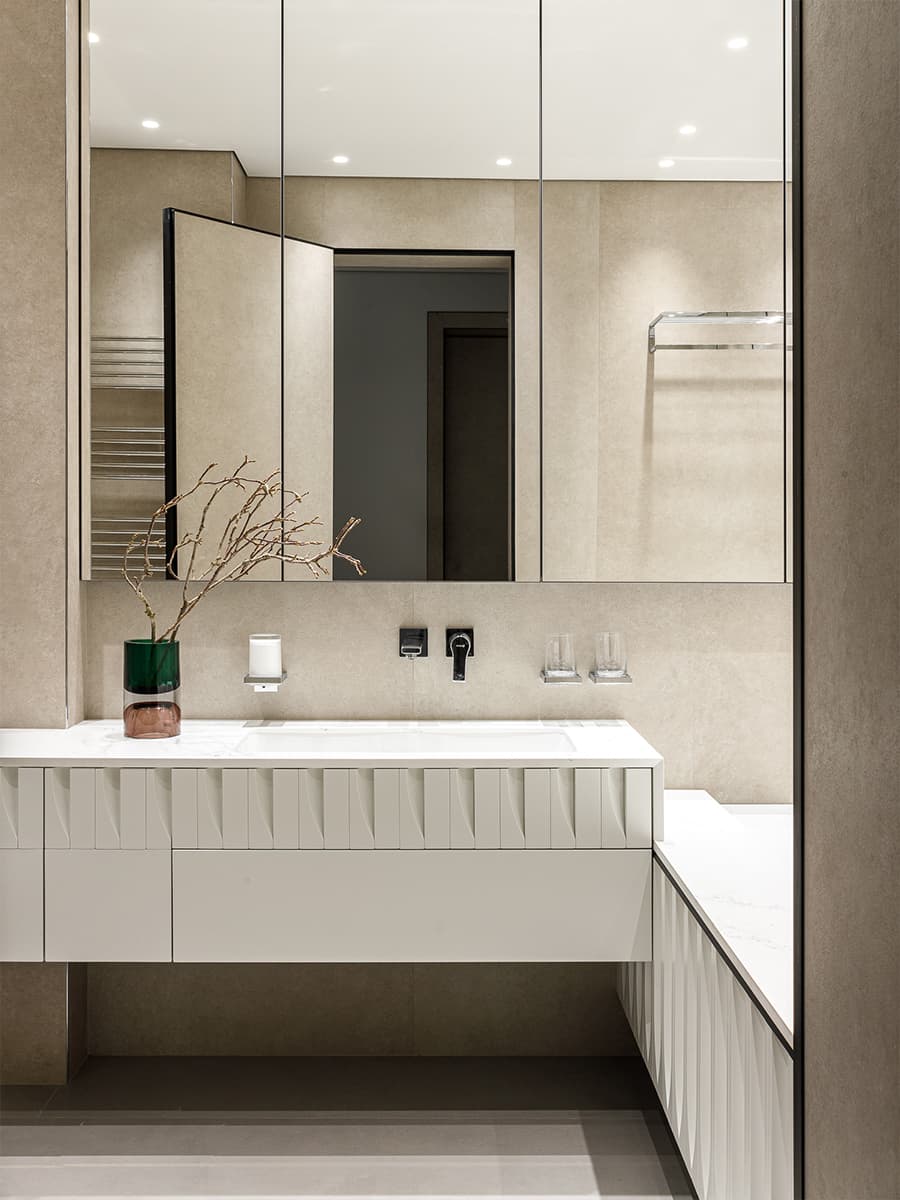 Мрамор, шпон дуба и сталь в интерьере просторной квартиры — проект Артема Кучерова