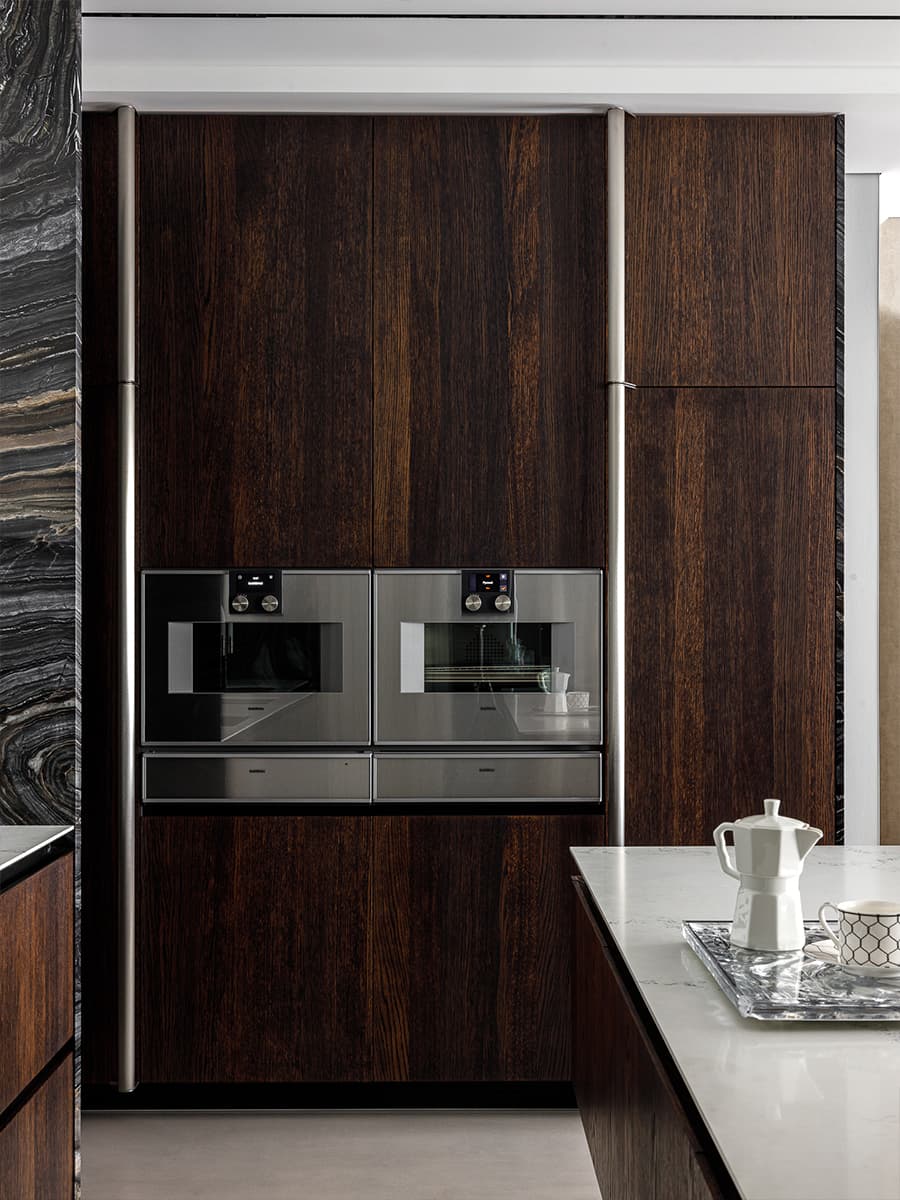 Мрамор, шпон дуба и сталь в интерьере просторной квартиры — проект Артема Кучерова