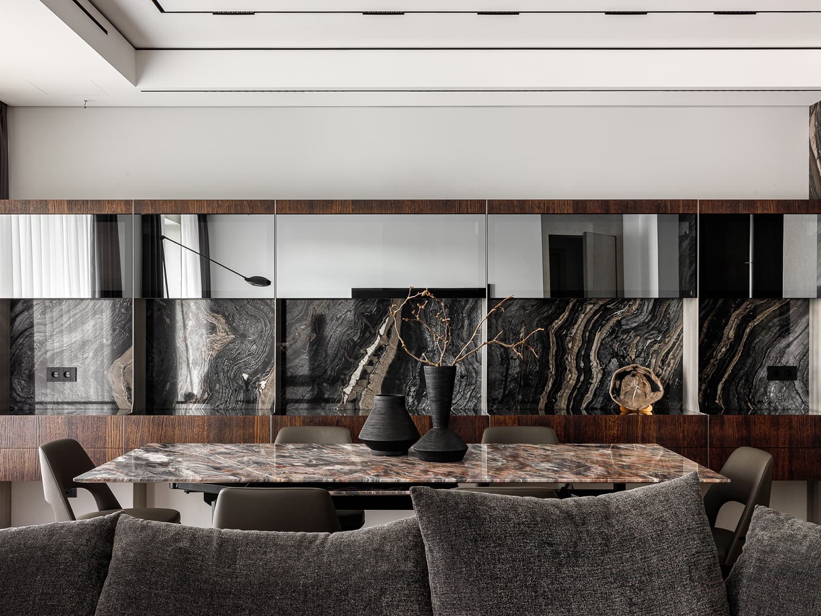 Мрамор, шпон дуба и сталь в интерьере просторной квартиры — проект Артема Кучерова