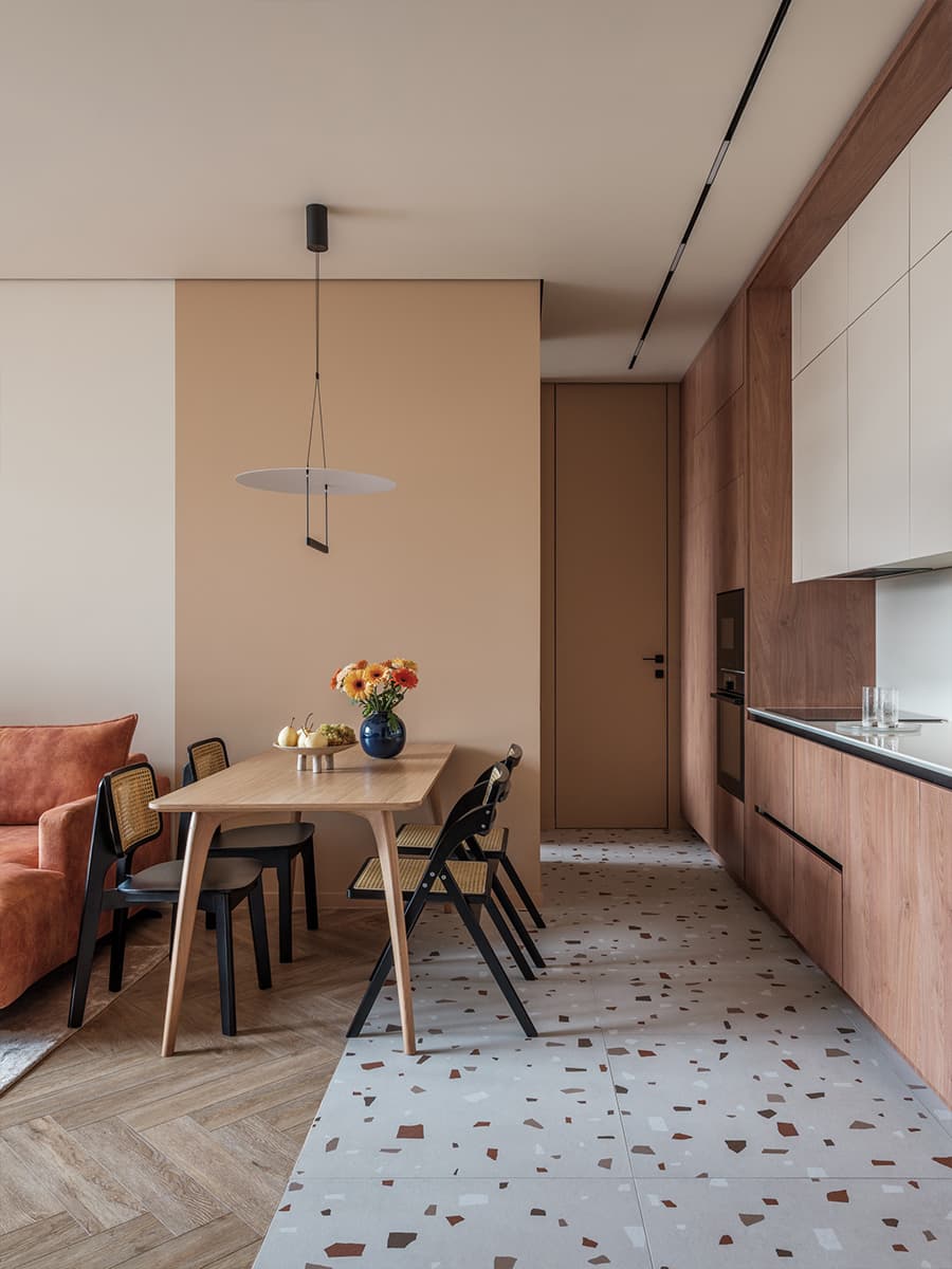 Плитка терраццо и авторские картины в интерьере для творческой семьи — проект Артема Тулупова