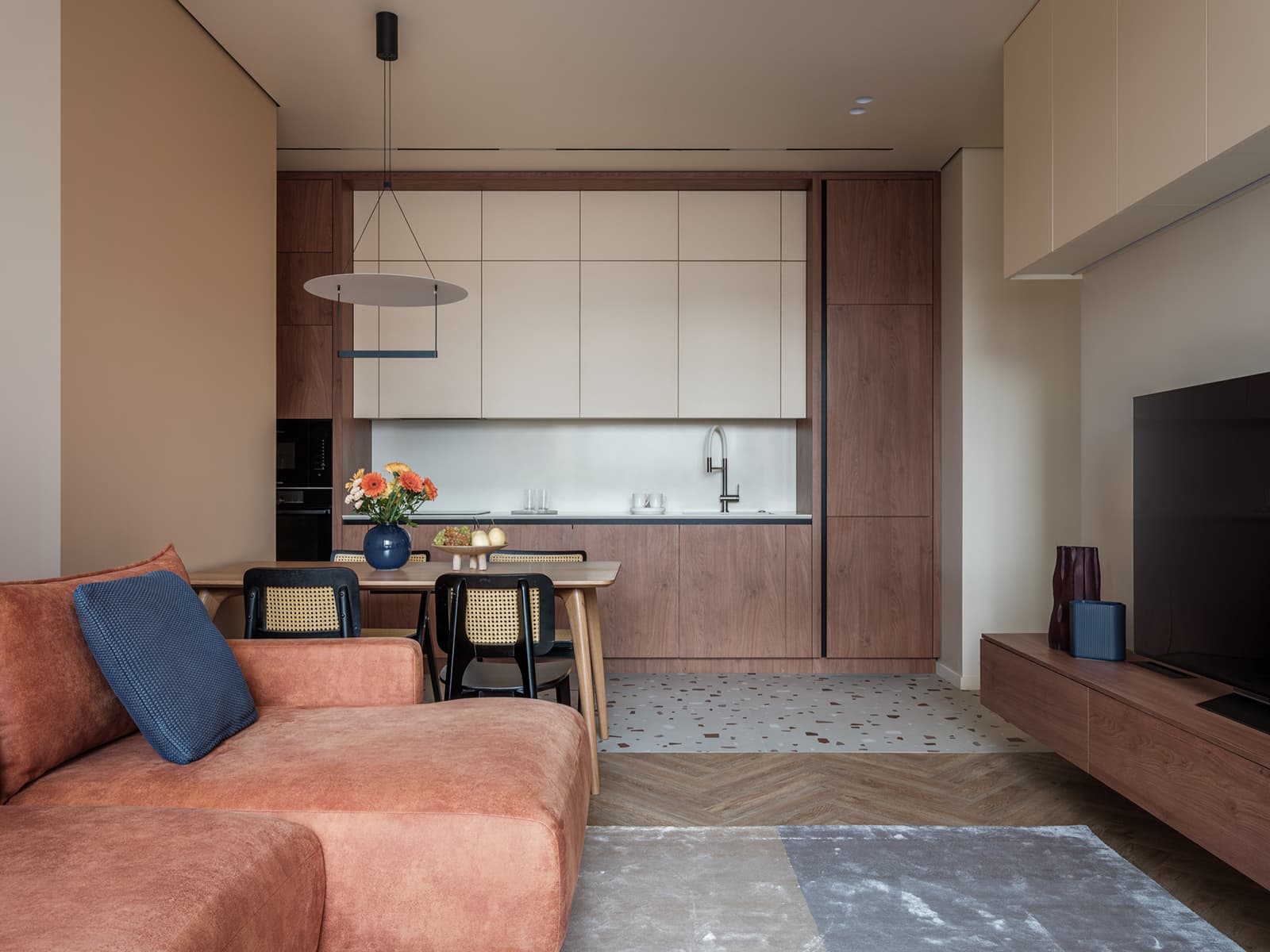 Плитка терраццо и авторские картины в интерьере для творческой семьи — проект Артема Тулупова