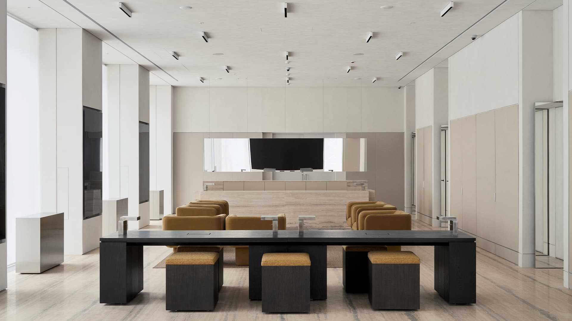 Элегантный интерьер «дома продаж» московского девелопера — проект KEMELIN PARTNERS