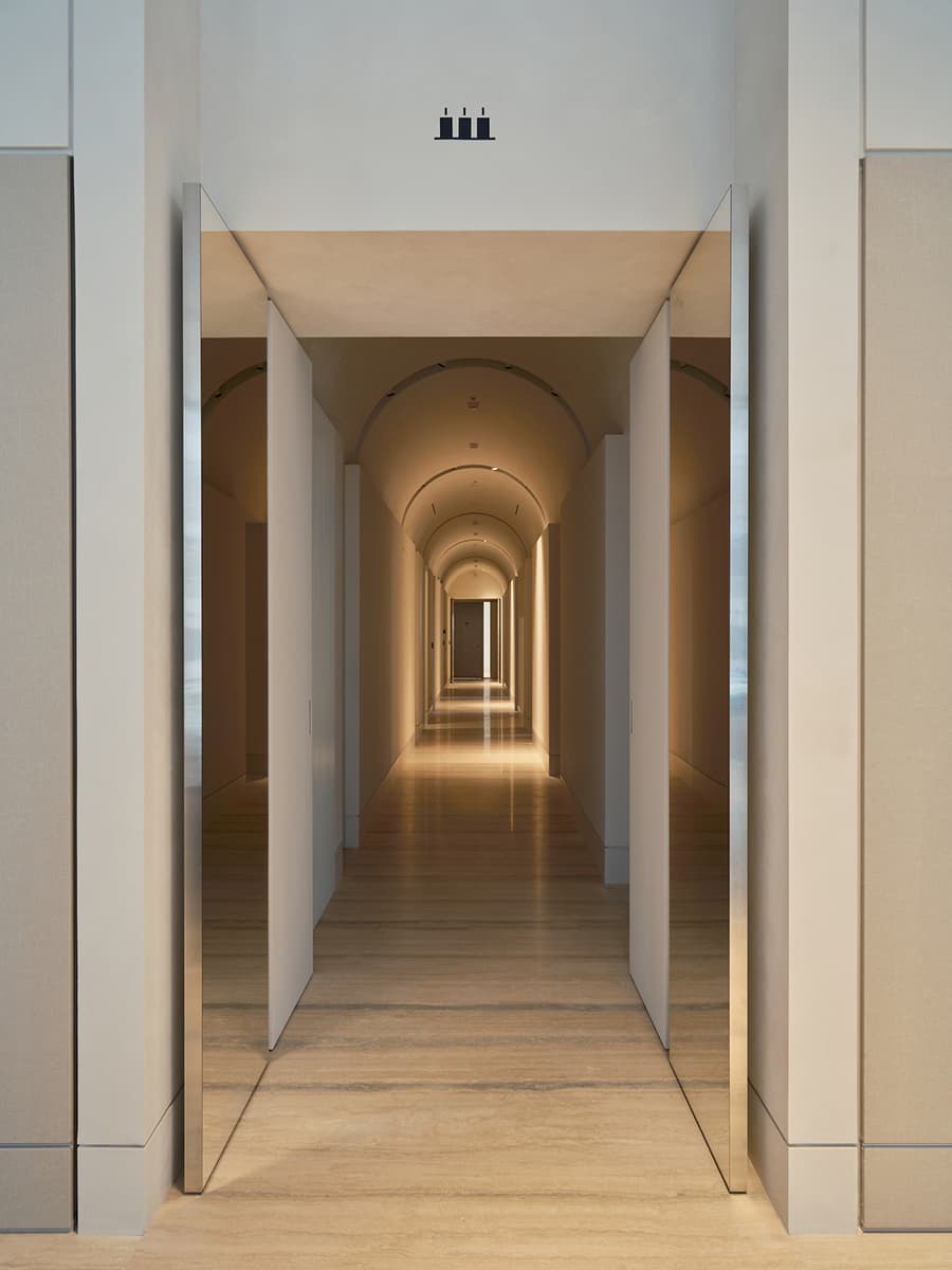 Элегантный интерьер «дома продаж» московского девелопера — проект KEMELIN PARTNERS