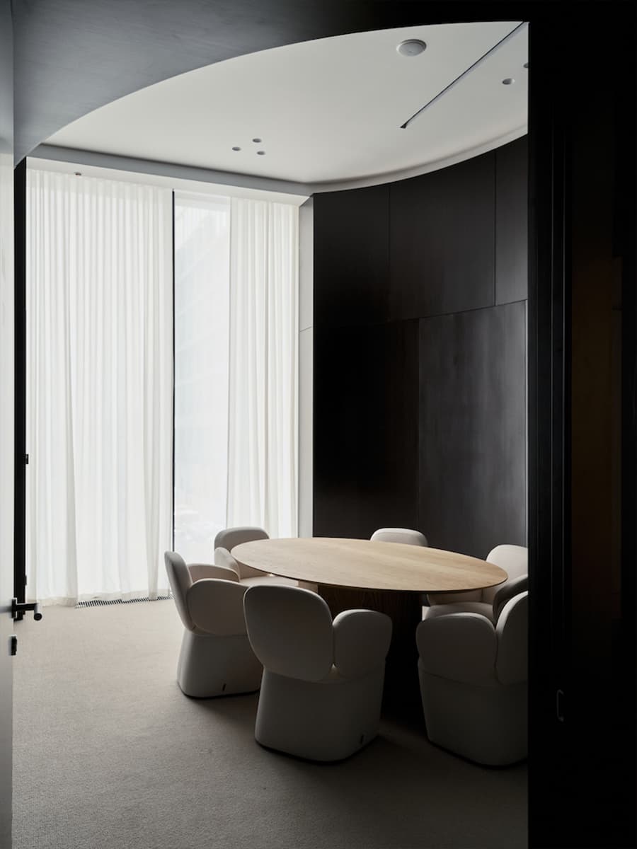 Элегантный интерьер «дома продаж» московского девелопера — проект KEMELIN PARTNERS