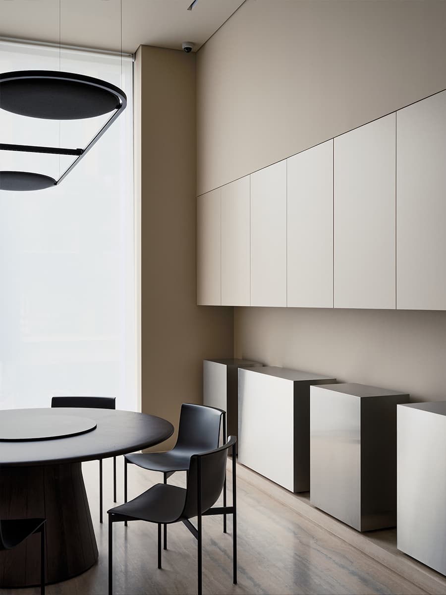 Элегантный интерьер «дома продаж» московского девелопера — проект KEMELIN PARTNERS